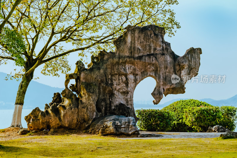 晴朗的午后，宁波东钱湖假石风景