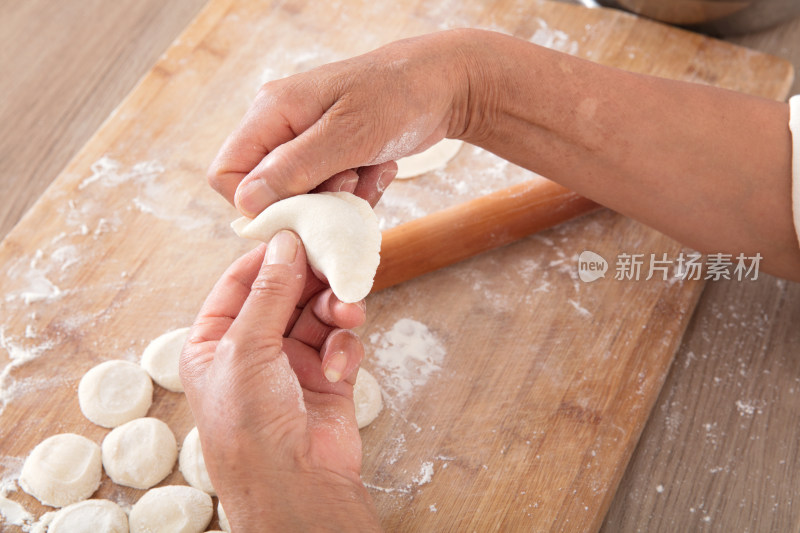 中国传统节日前家人正在制作饺子庆祝