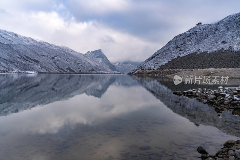 西藏山南洛扎秘境库拉岗日雪山湖泊壮丽景色