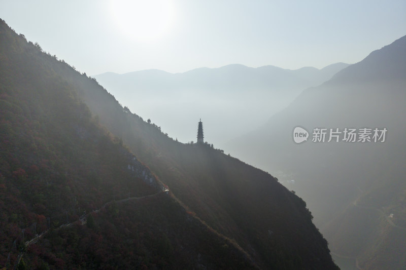 清晨山峦间的瞭望塔