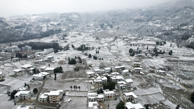 农村村庄里的大雪寒潮天气