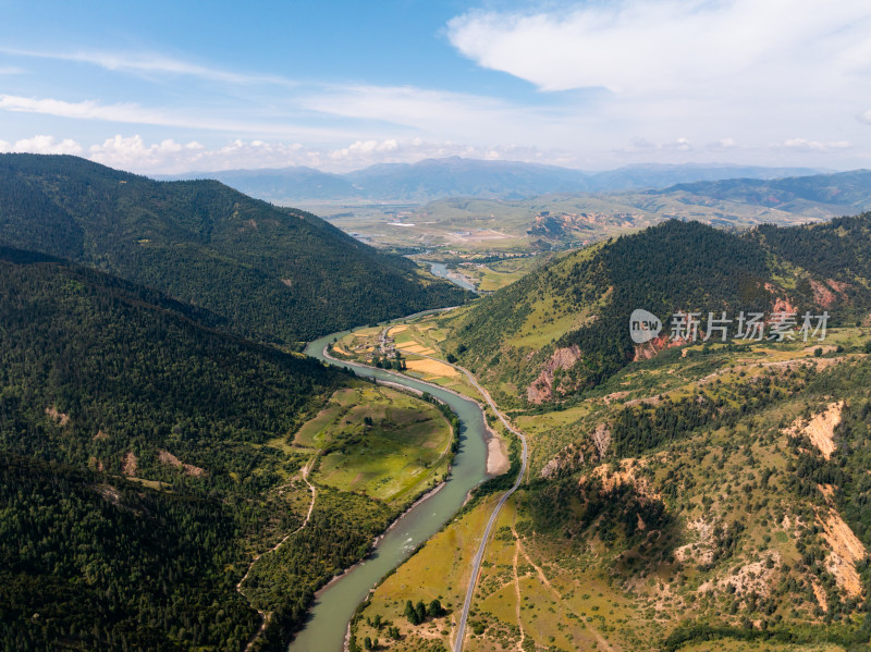 航拍理塘甲洼乡河谷秋景