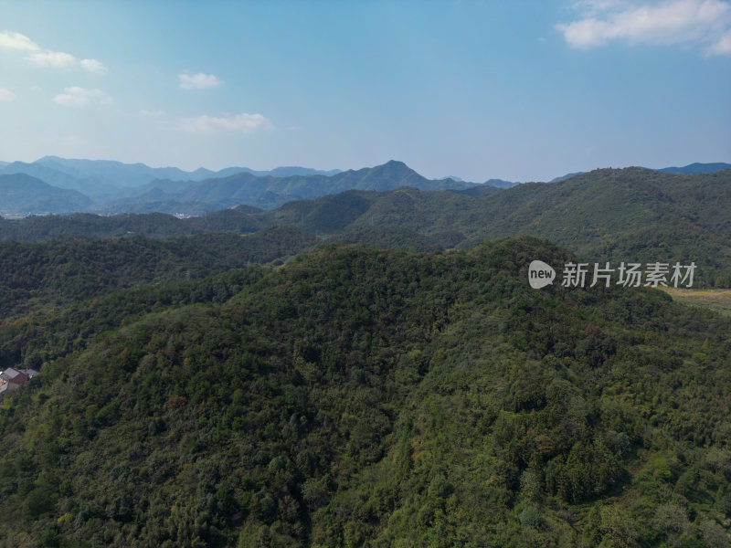 航拍蓝天白云下的青山河流村庄风光