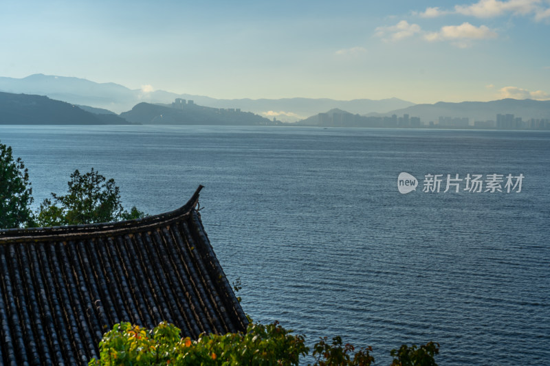 大理洱海 中式屋顶与湖景山色