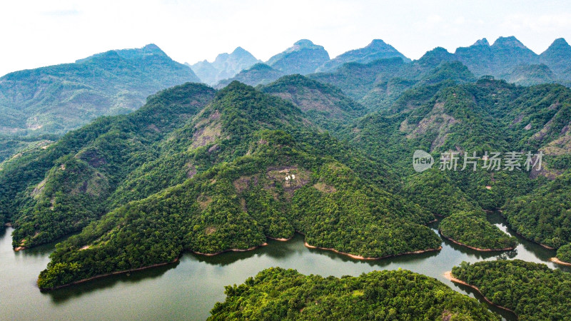 山峰河流绿水青山