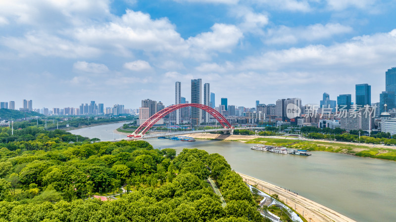 湖北武汉汉江晴川桥与南岸嘴城市风光