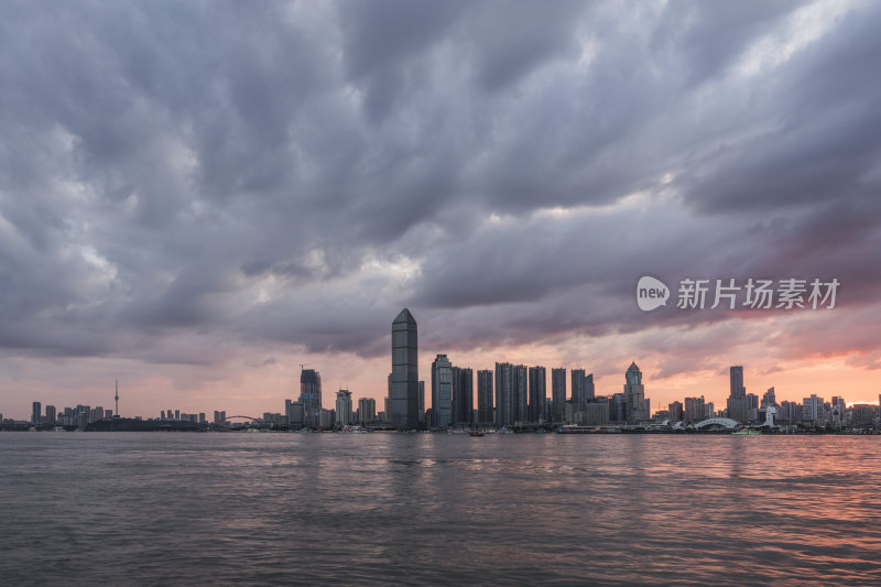 城市江畔的璀璨夜景全景