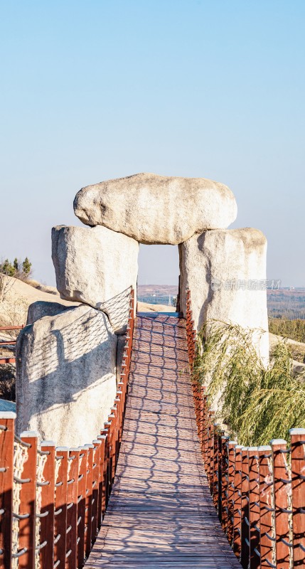 峄山巨石搭建的木质栈道