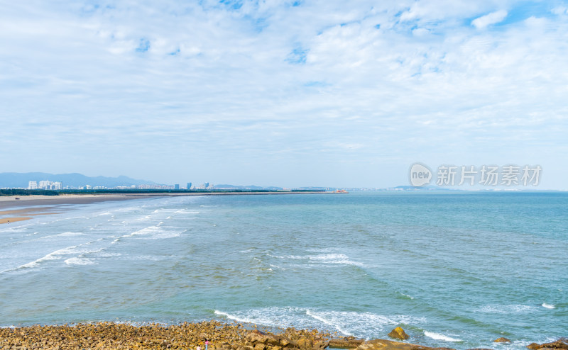 海边沙滩与城市远景