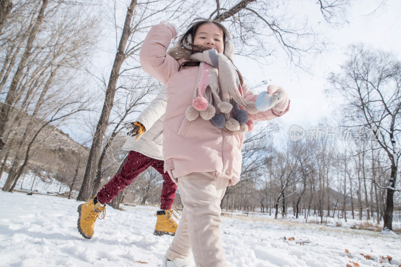 两个小朋友在雪地里玩耍