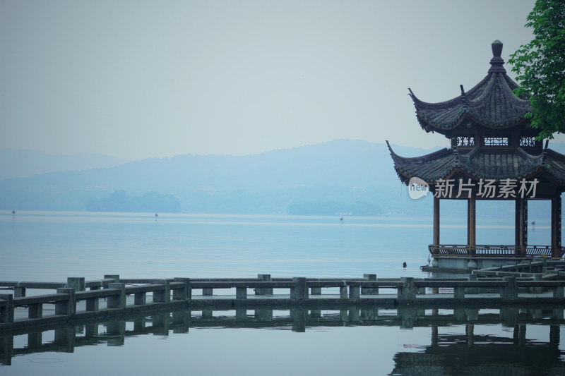 晨雾弥漫的西湖景区