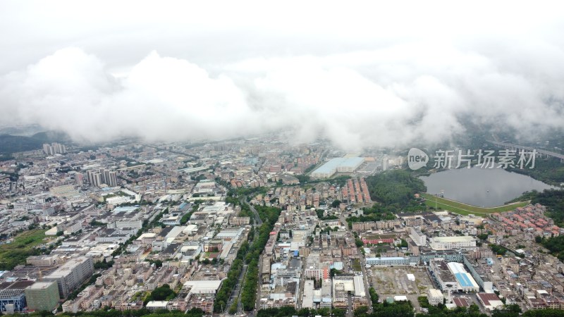 广东东莞：雨后城镇上空云雾缭绕