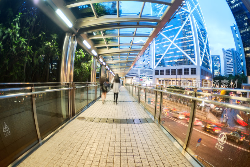 城市街道夜晚车流与高楼景观