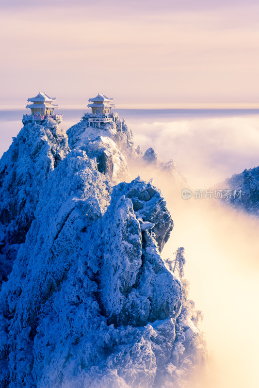 河南老君山清晨雪后云海日出航拍