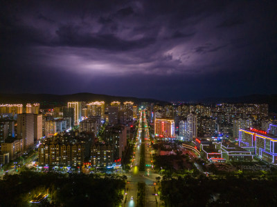 甘肃定西夜景电闪雷鸣航拍图