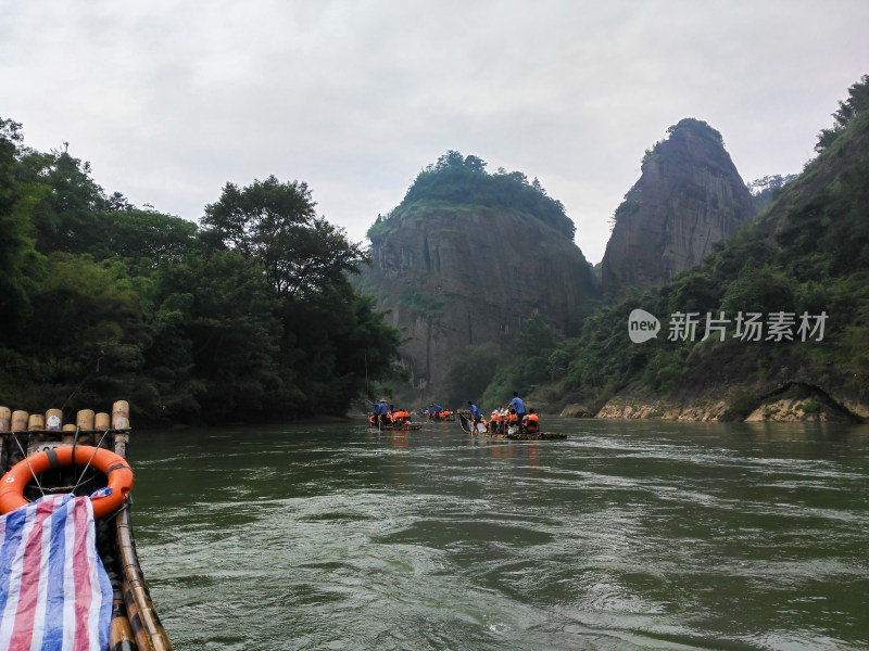 武夷山游客乘竹筏游览山水风光