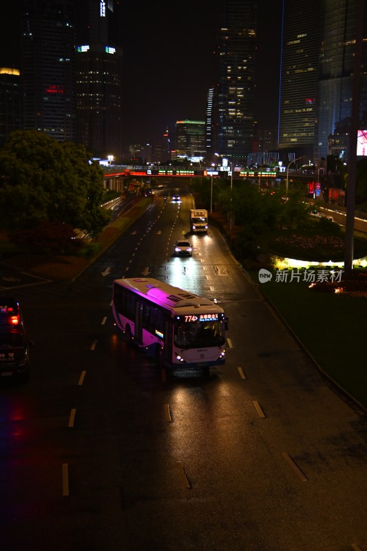 夜晚城市道路上行驶的公交车