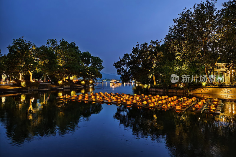 杭州西湖涌金池夜景