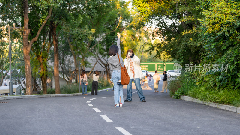 成都市内热门游玩目的地麓湖周末综合