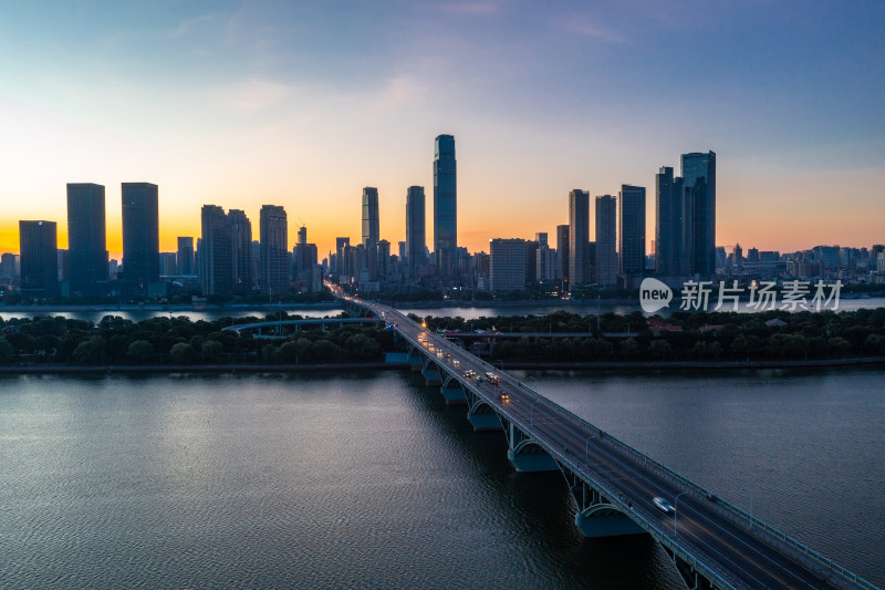 航拍长沙橘子洲大桥湘江沿岸城市风光