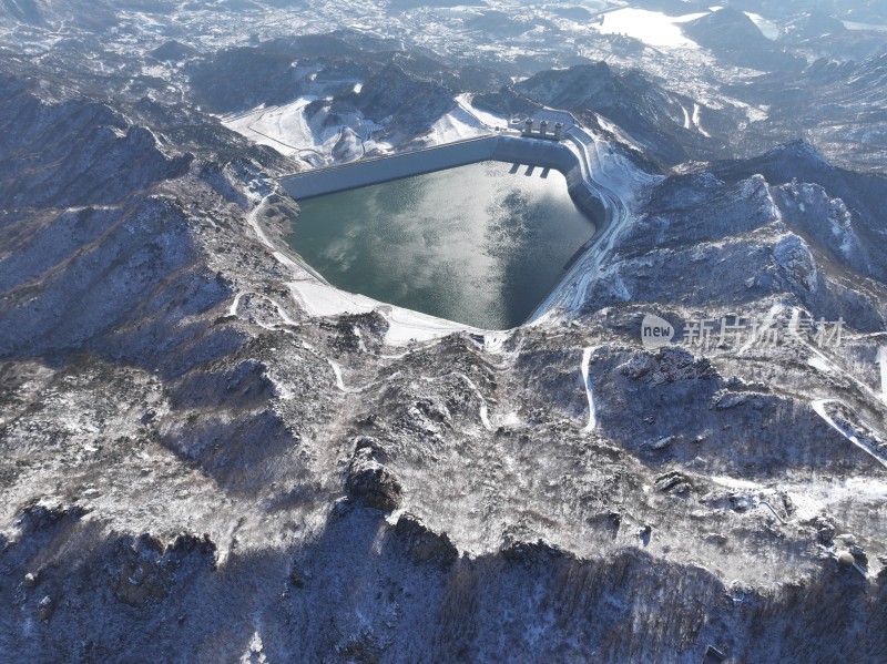 俯瞰山东文登昆嵛山泰礡顶天心池雪景