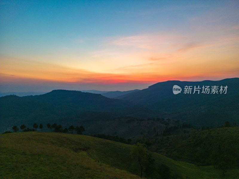 航拍晚霞下的群山