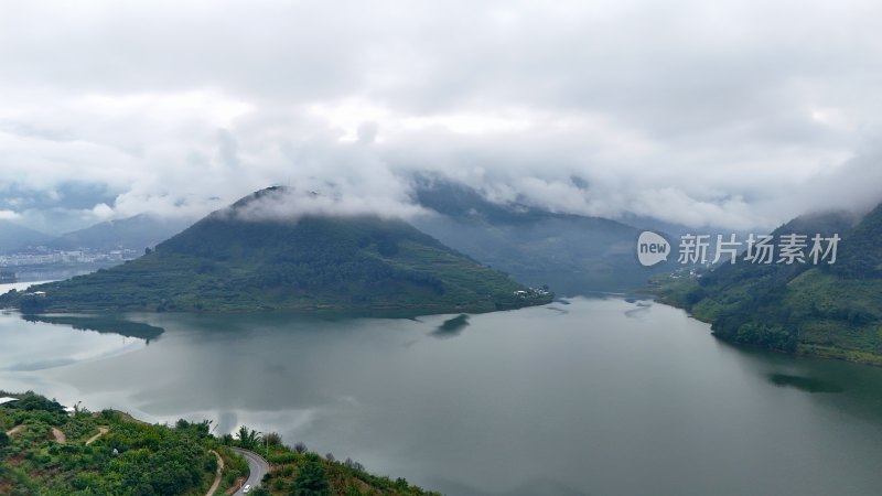 云雾缭绕山水风光