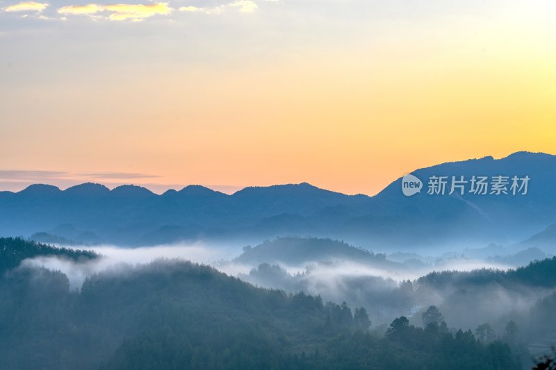 重庆酉阳：晨曦中的青山