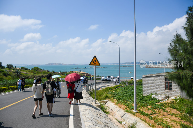 沿海公路行人漫步风景