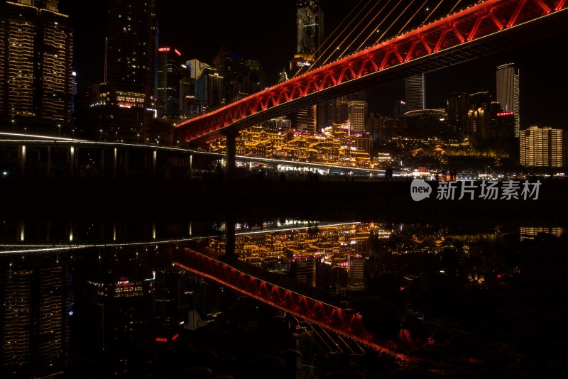 重庆洪崖洞夜景中的跨江大桥与建筑