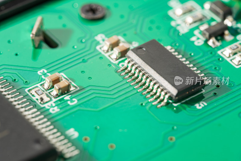 绿色电路板与芯片特写