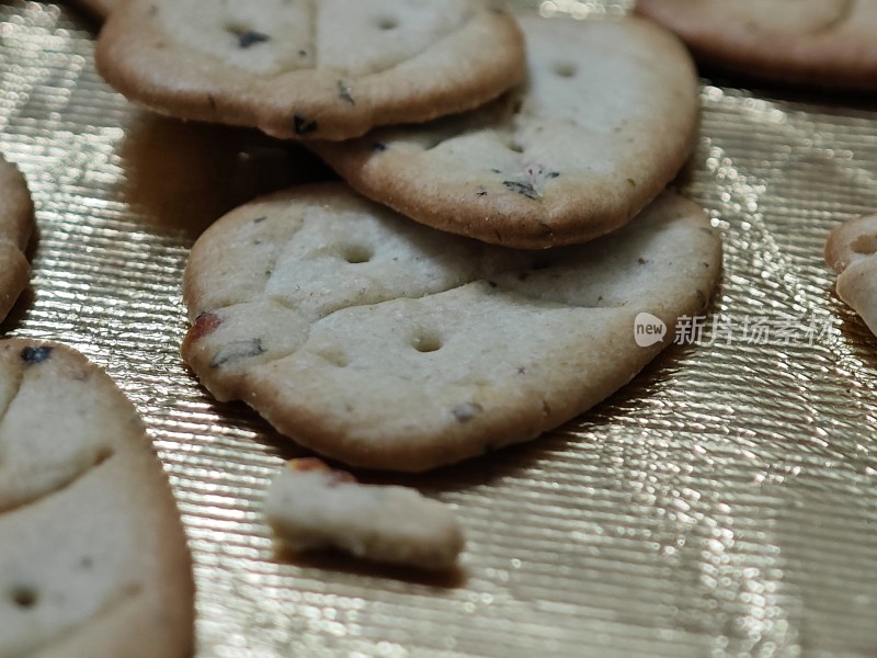 金色背景上放置着的美味饼干