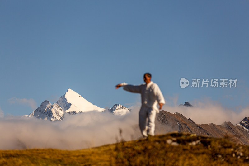 蓝天白云山峰云雾太极拳