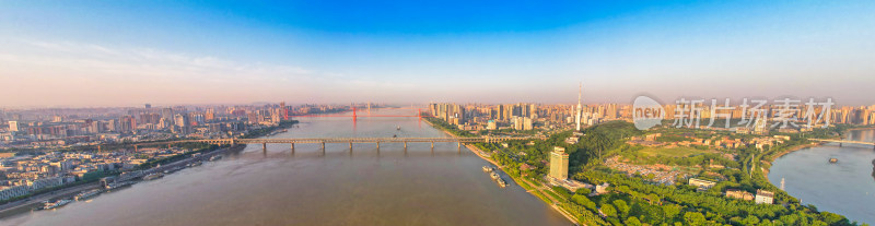 武汉长江大桥附近的南岸嘴风光