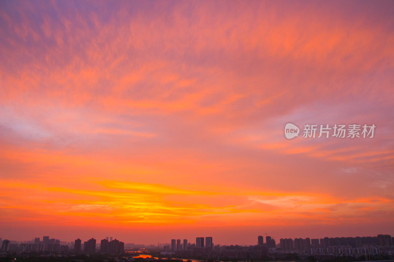 日落余晖下的都市剪影