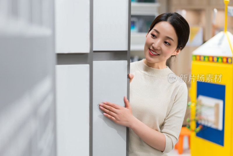 年轻女子选购家居用品