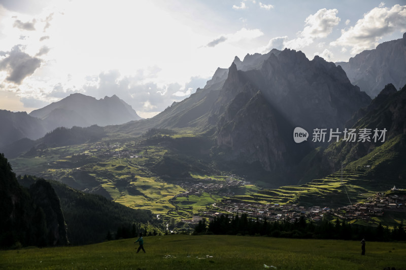 云雾缭绕下的草原山峰