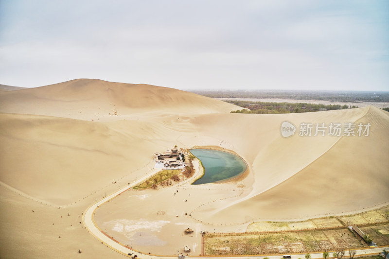 甘肃敦煌鸣沙山月牙泉