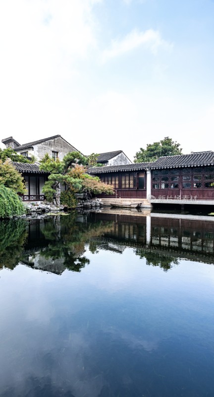 苏州艺圃中式庭院池塘倒影景观