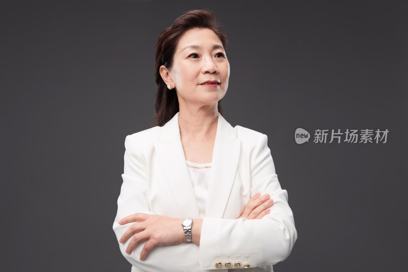 双臂交叉的权威商务女士