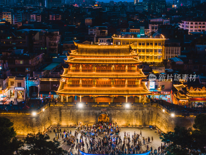 航拍夏季夜晚潮州广济楼与广济桥夜景风光