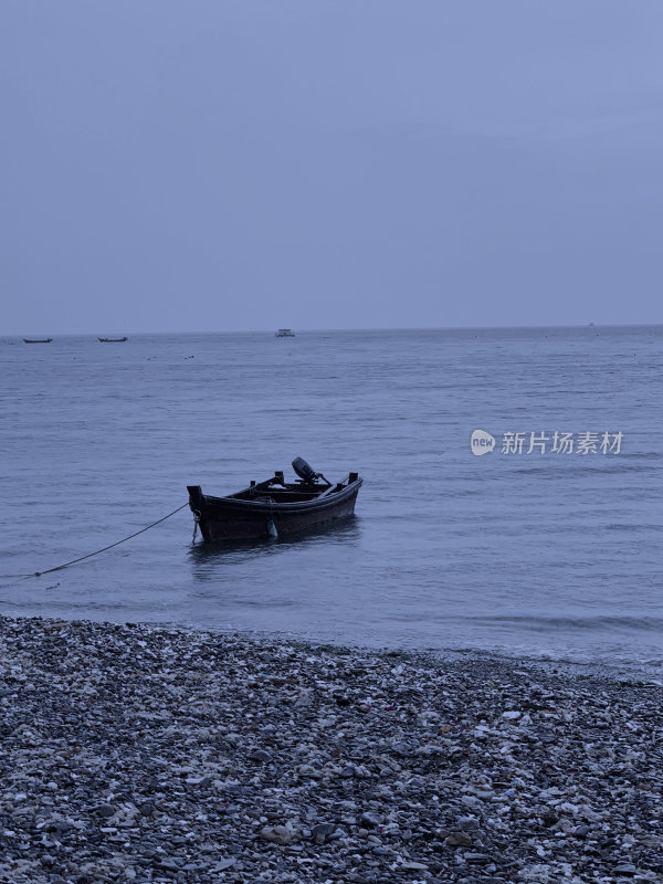 大连金石滩风景区海边礁石与平静海面景观