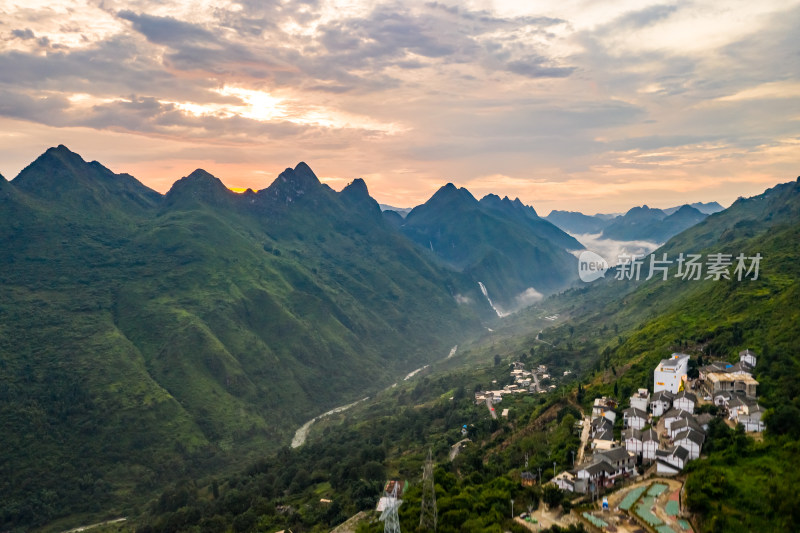 贵州高山瀑布云海火烧云