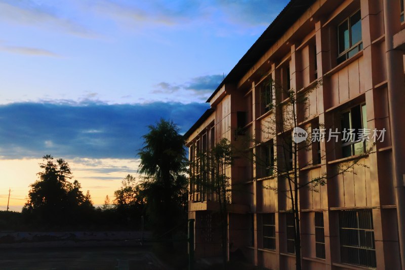 夕阳下的学校