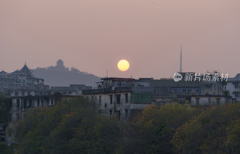 日落的建筑与远山景观