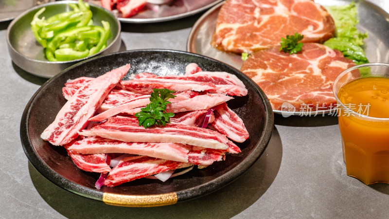 餐桌上的牛肉烤肉美食多角度特写