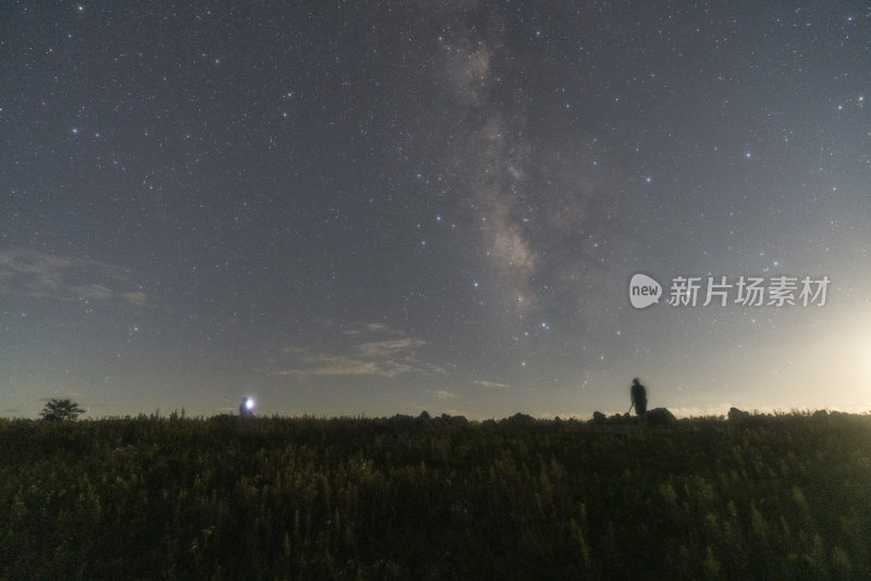 户外草地一人独赏璀璨星空夜景