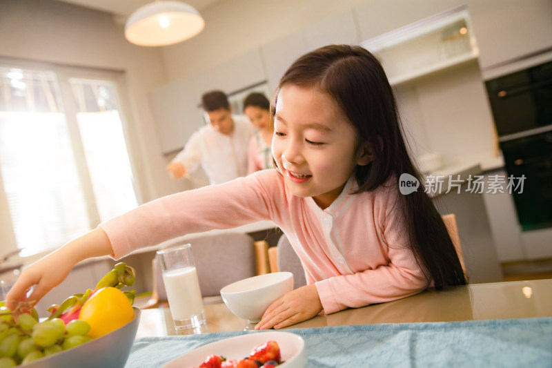 幸福家庭在吃早餐