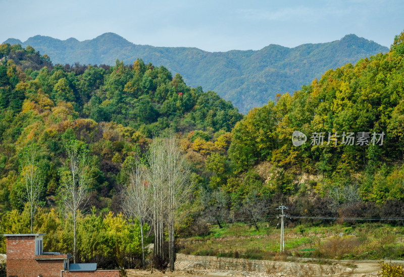 河南洛阳白云山的秋天山脚下的村落