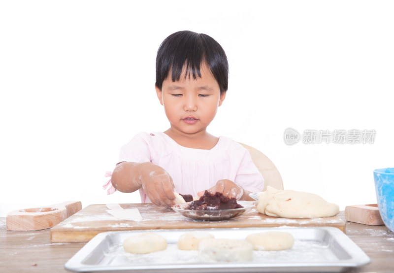 白背景前中国小女孩在制作中秋节的月饼